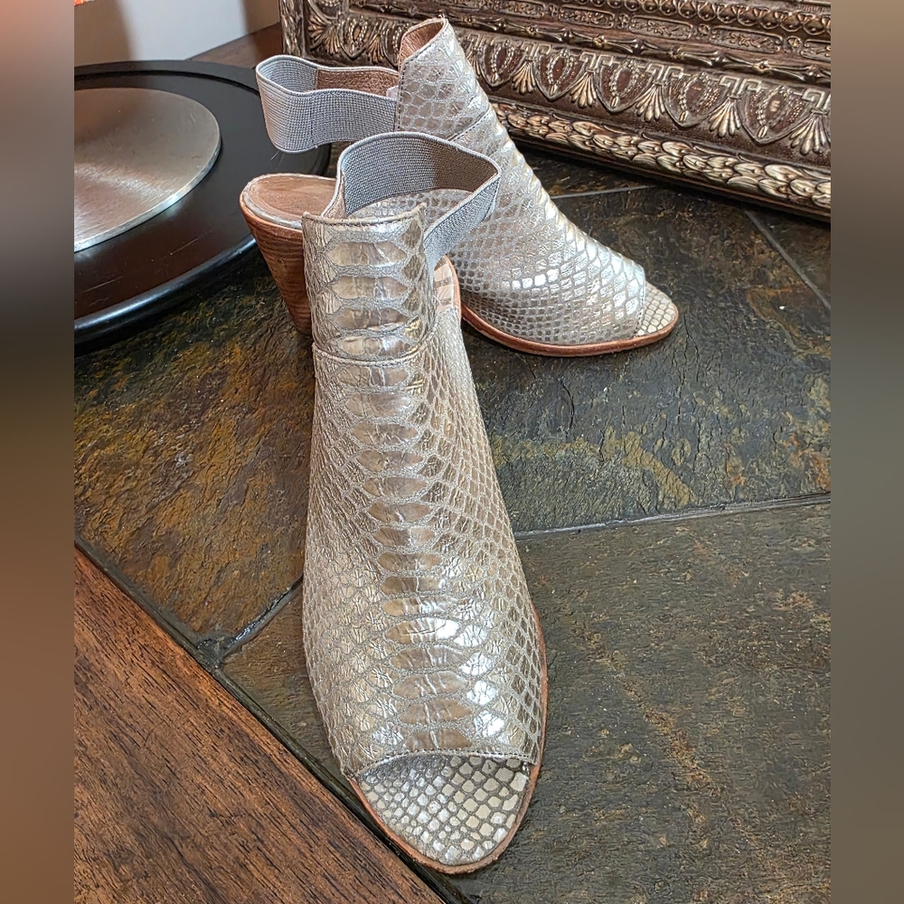 Donald J. Pliner "Khloe" Snakeskin Embossed Leather Peep-Toe Sandals.  Sz 9M